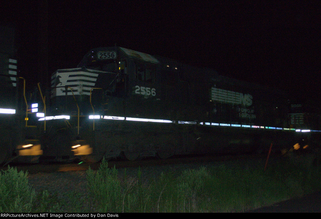 NS SD70 2556 trails on 25T
